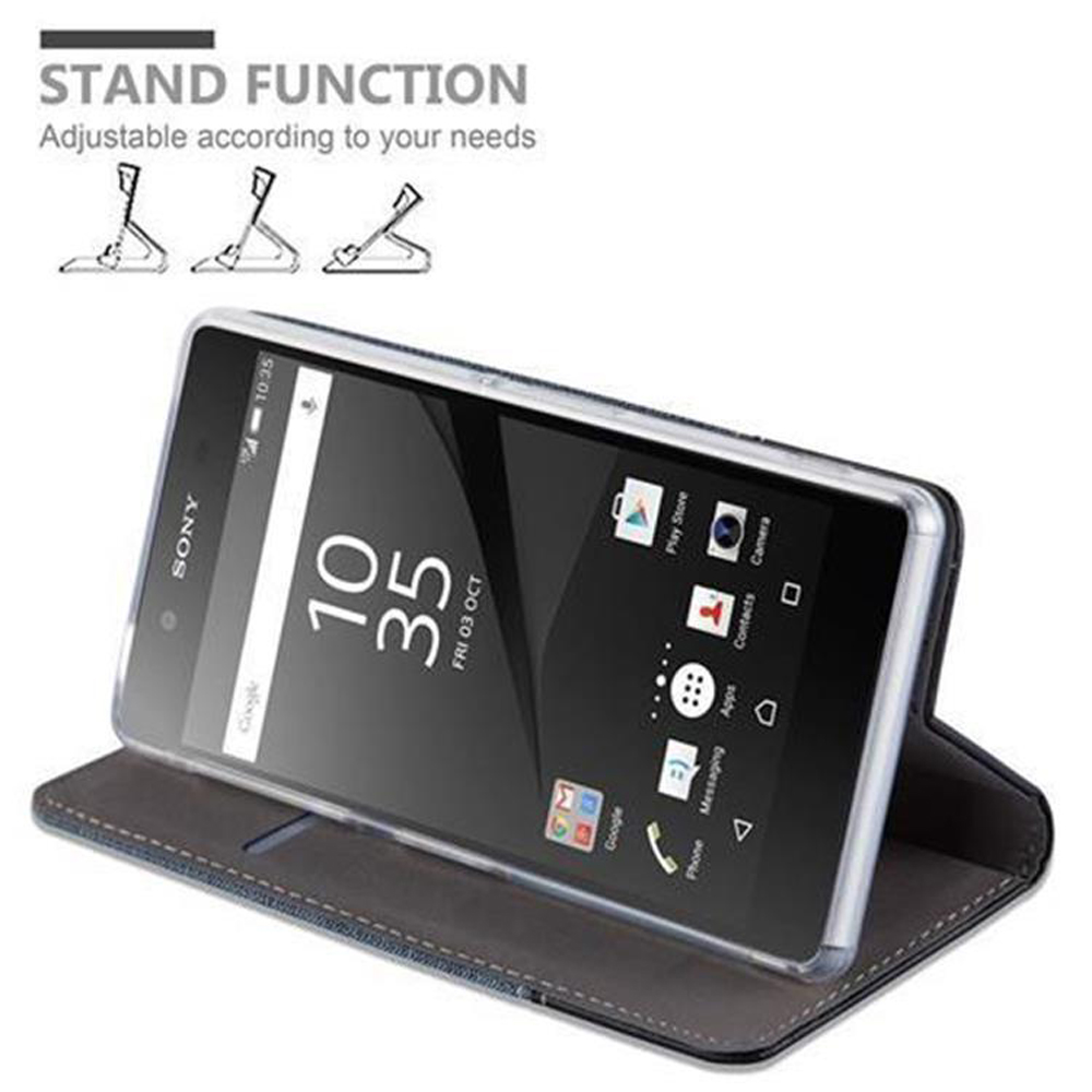 Telefono Sony in una custodia. Il telefono è in posizione stand. Le icone sullo schermo sono visibili.