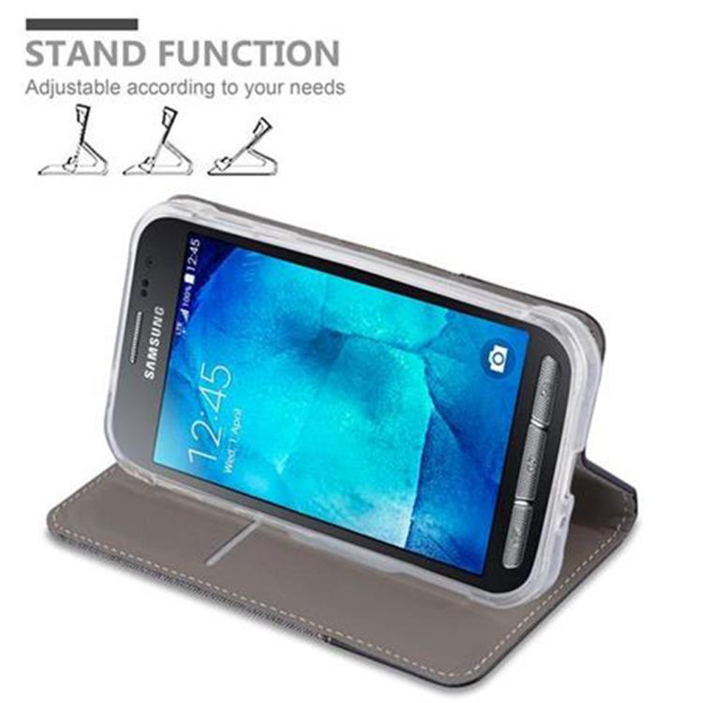 Telefono in custodia su un supporto, schermo mostra l'ora. Testo: Funzione stand. Regolabile.