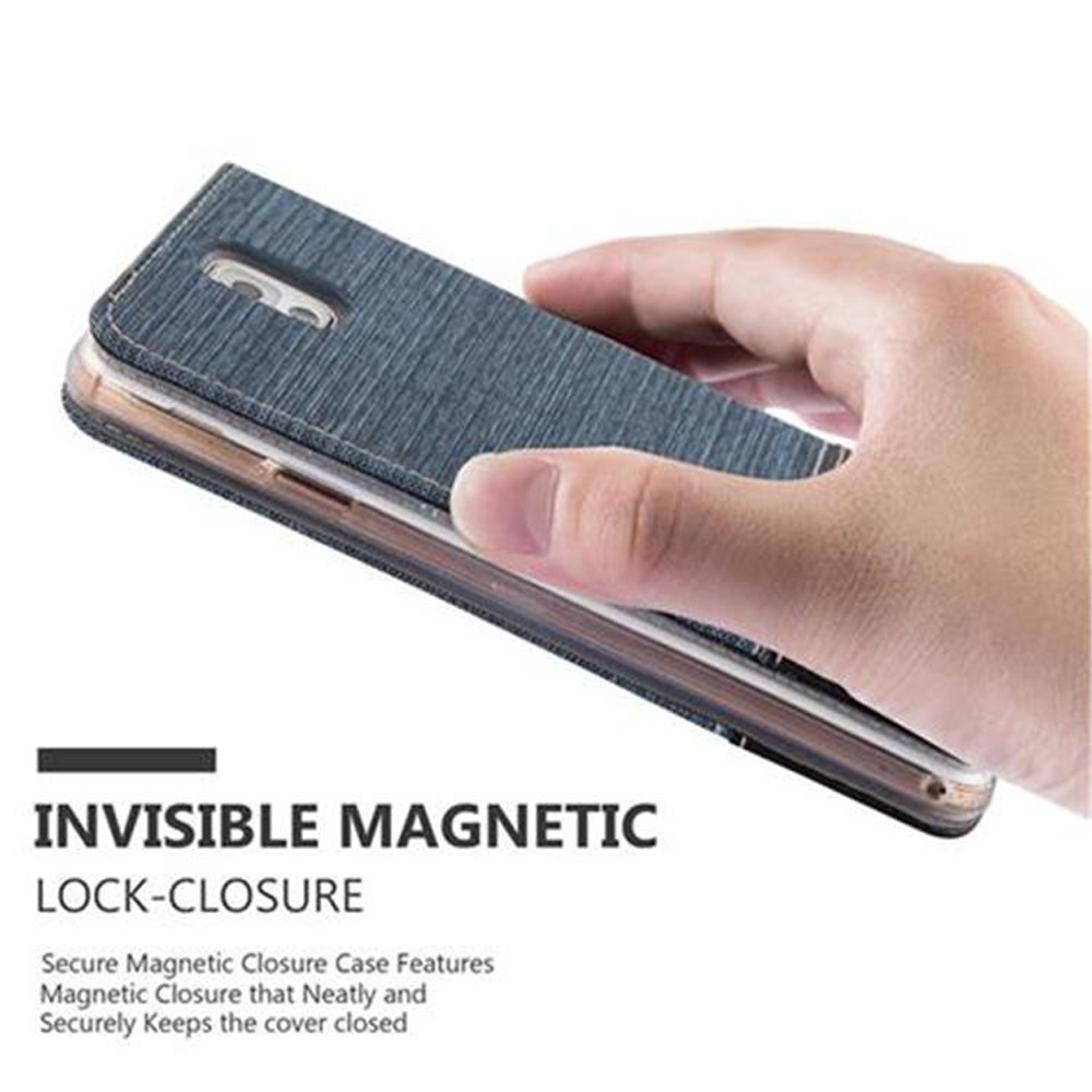 Mano che tiene un telefono in una custodia, con chiusura magnetica.