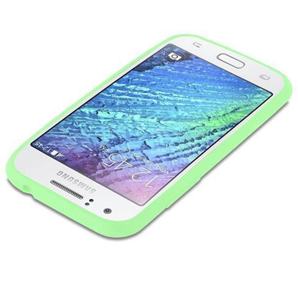 Un telefono Samsung bianco con custodia verde mostra un'immagine blu e verde.