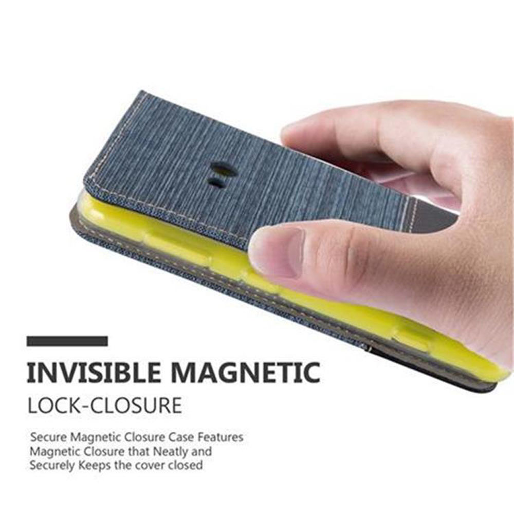 Mano che tiene una custodia blu. La custodia ha un design strutturato. Chiusura magnetica.