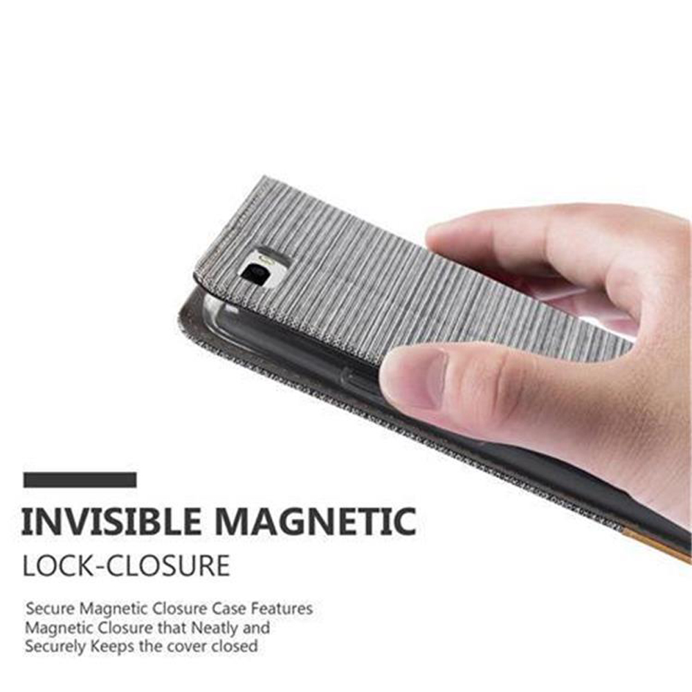 Una mano tiene una custodia per telefono, mostrando l'interno. La custodia ha una chiusura magnetica per una vestibilità sicura.