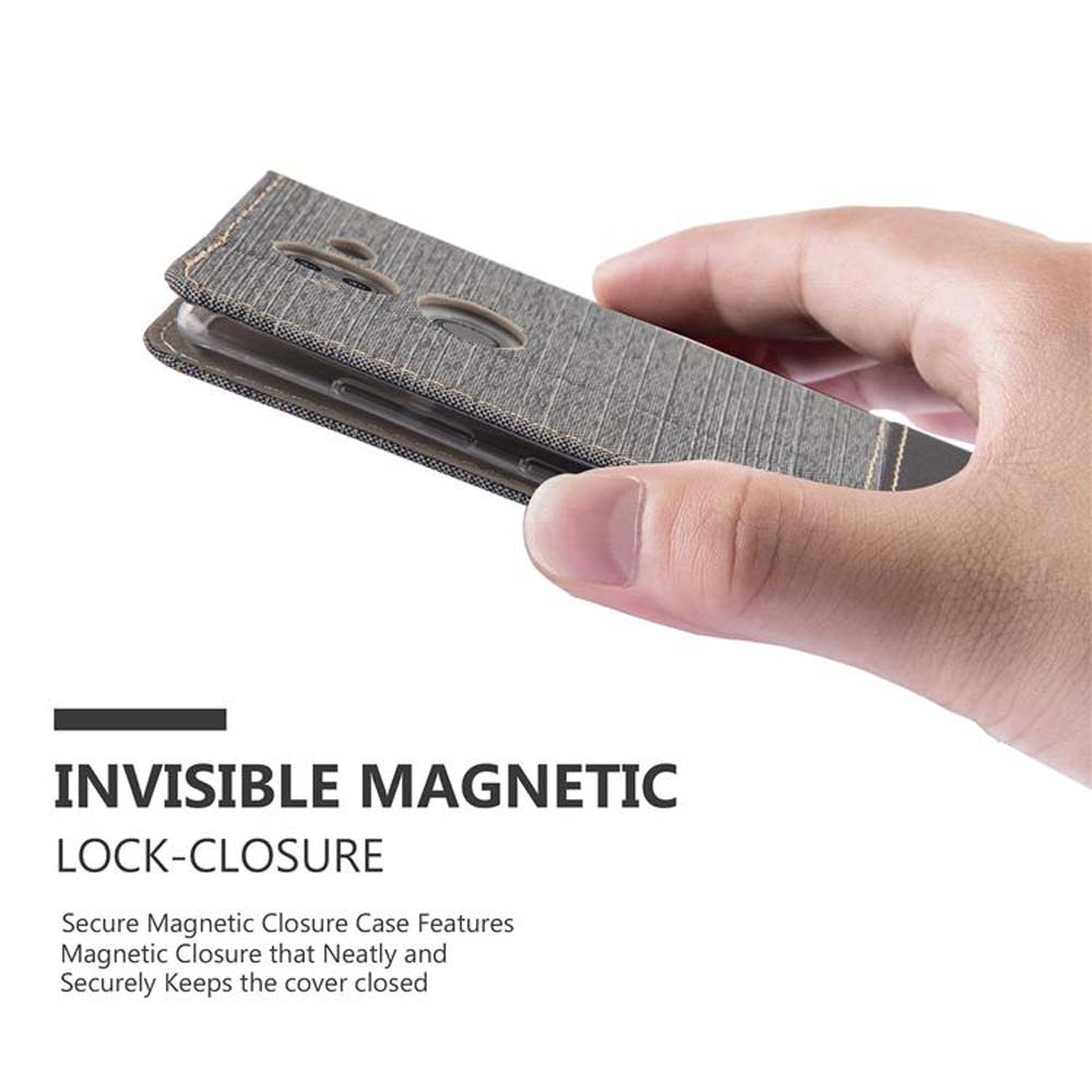 Una persona tiene in mano una custodia per telefono con chiusura magnetica. La custodia è grigia e presenta un motivo strutturato.