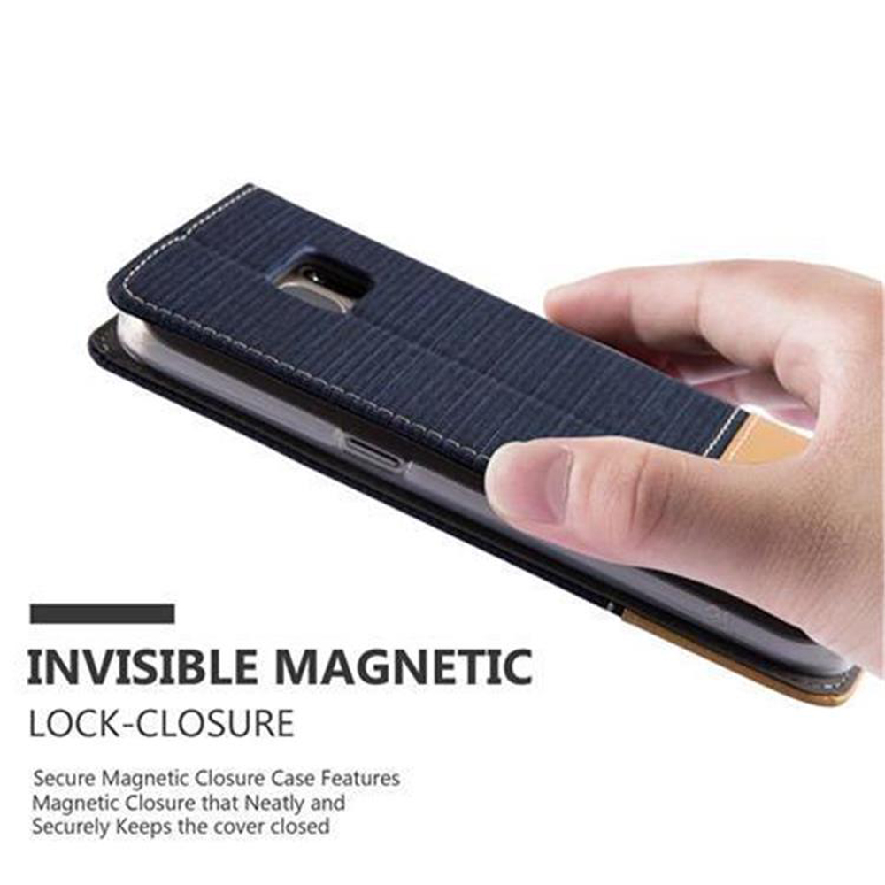 Una mano apre una custodia per telefono blu navy, con un telefono dentro. Testo: Chiusura magnetica invisibile.