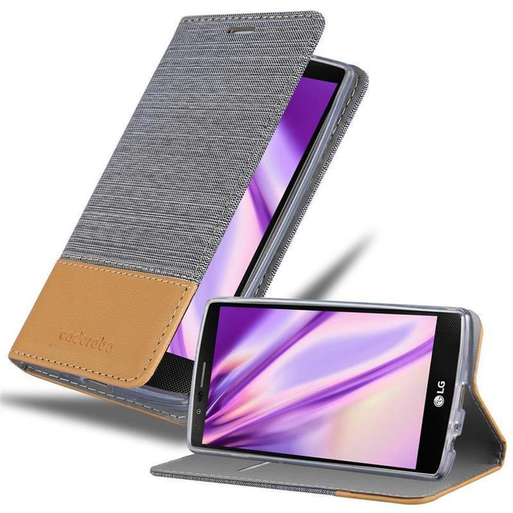 Geöffnete Handyhülle aus grauem Stoff. Ein Telefon befindet sich darin. Braunes Leder und Markenname unten.