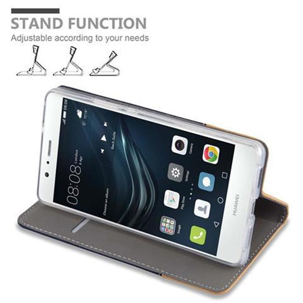 Un teléfono en una funda está de pie. El teléfono muestra la hora y tiene iconos en la pantalla.