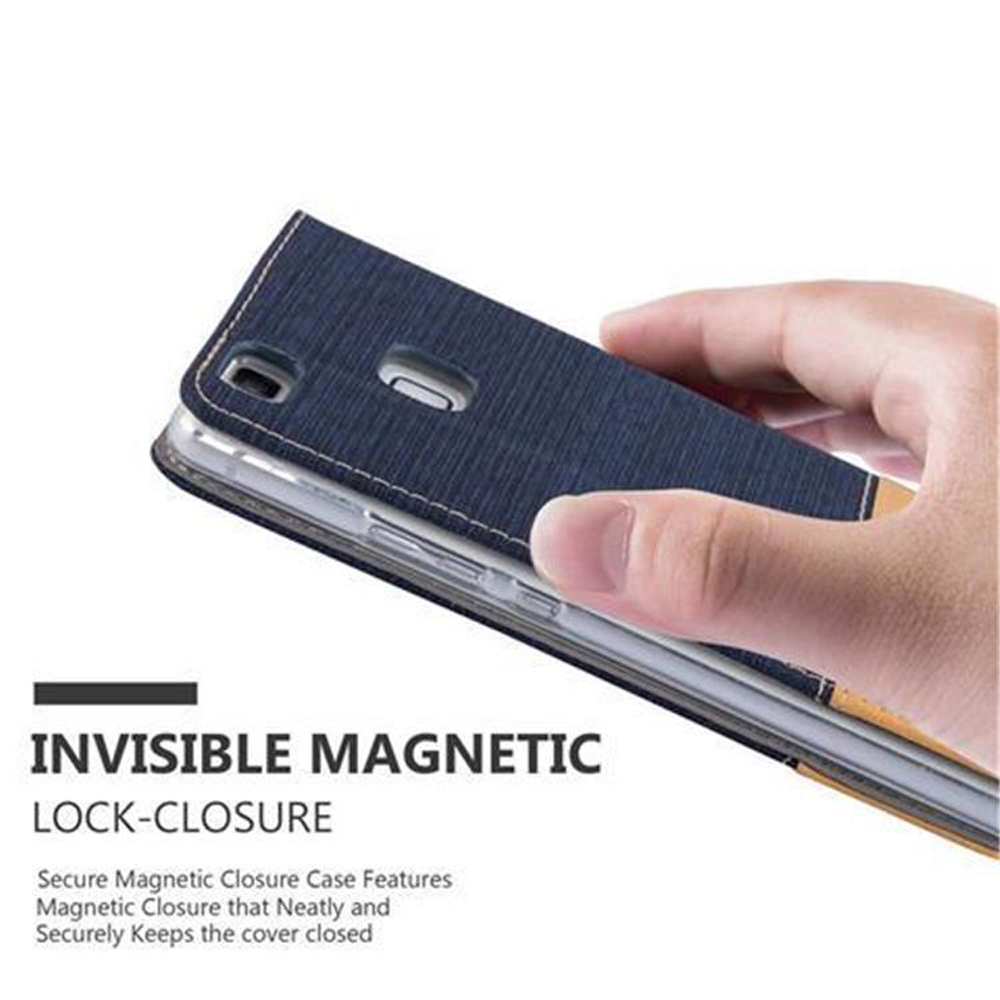 Mano sosteniendo una funda azul. La funda está abierta, mostrando el interior.