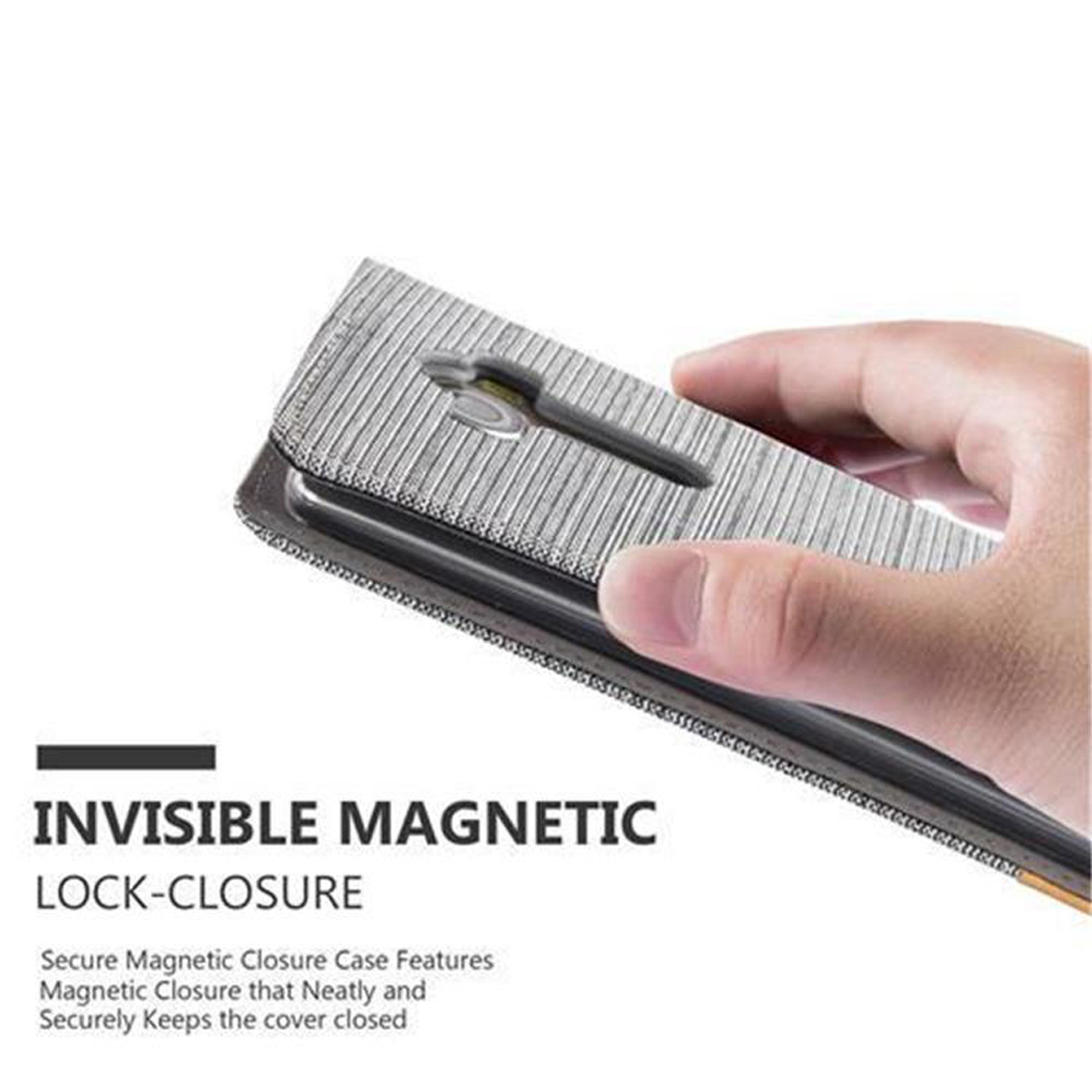 Eine Hand öffnet eine Handyhülle mit Magnetverschluss. Die Hülle ist grau.