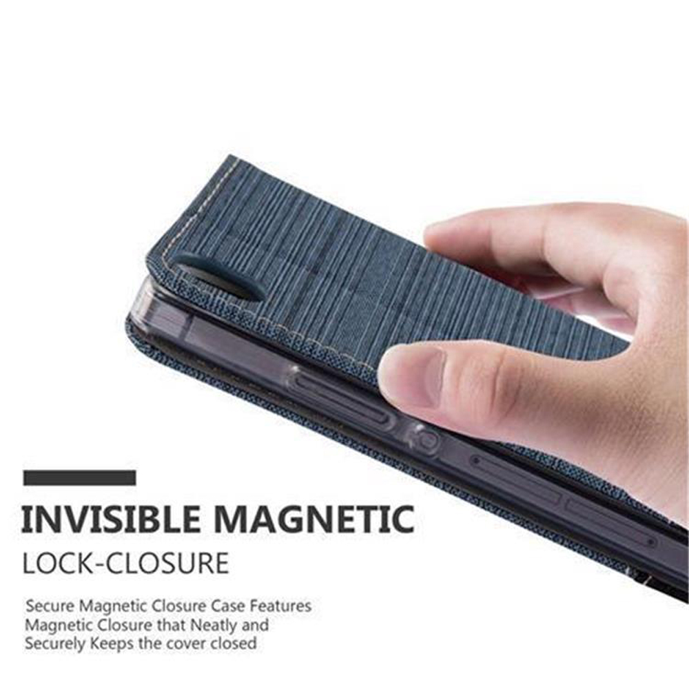 Mano che tiene la custodia blu chiusa del telefono. Chiusura magnetica mostrata. La custodia è leggermente aperta.