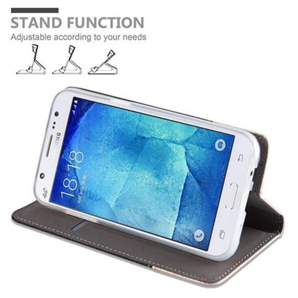 Ein Telefon in einer Hülle mit Standfunktion. Anzeige zeigt die Uhrzeit 18:18.