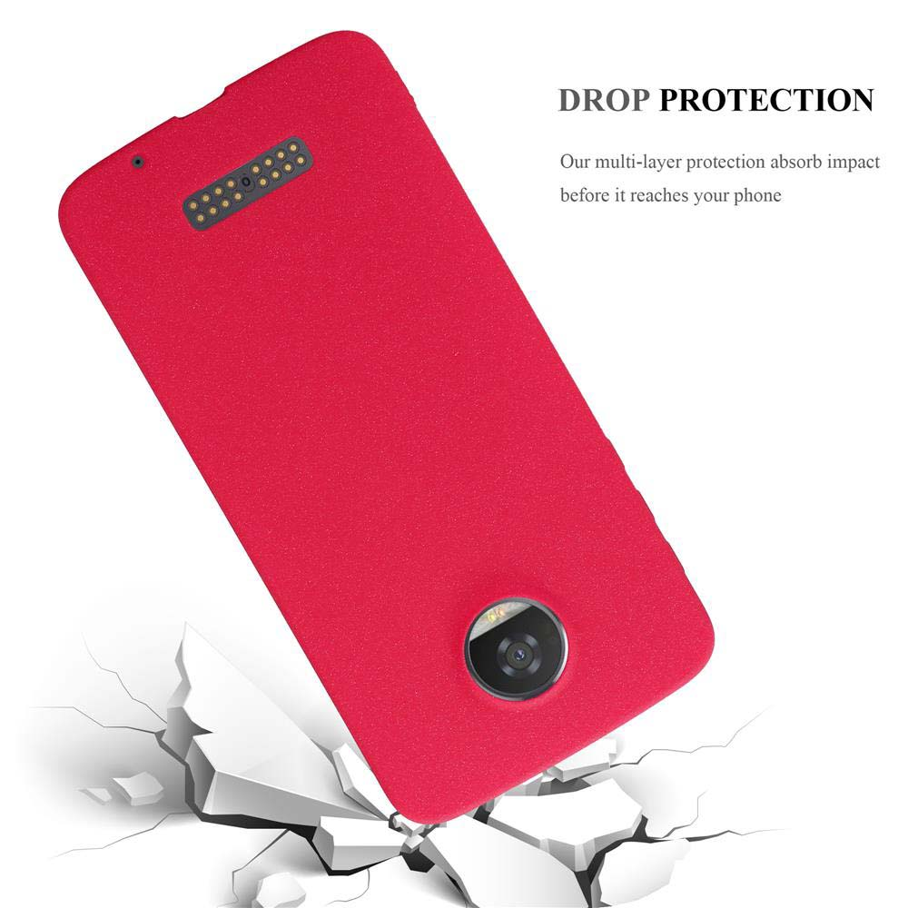 Funda de teléfono roja que se está cayendo. La funda del teléfono se rompe al impactar.