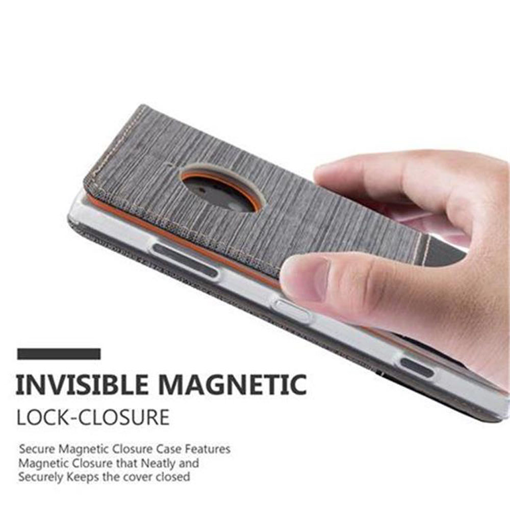 Custodia per telefono aperta con un telefono all'interno. Chiusura magnetica invisibile è scritta sotto il telefono.