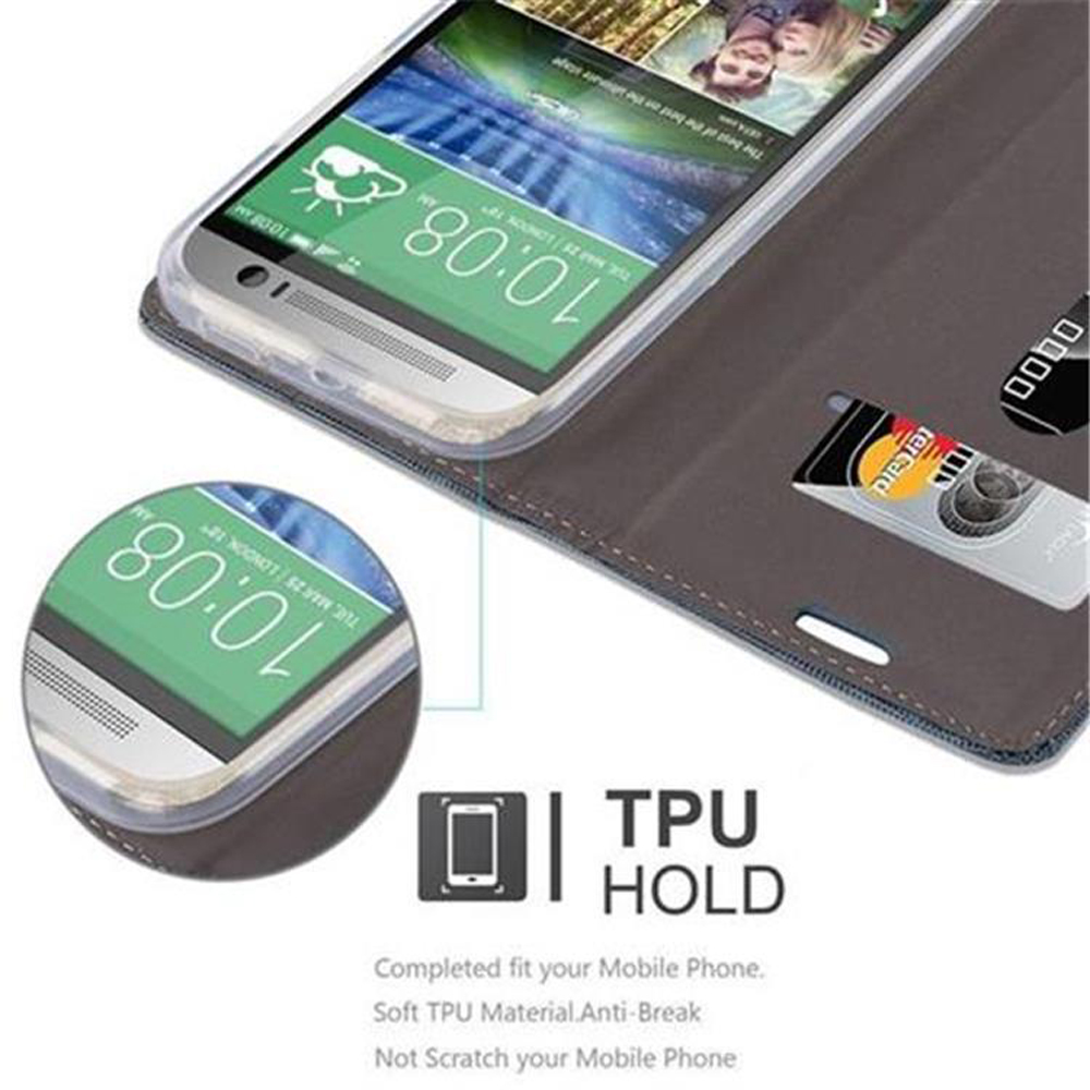 Un telefono in una custodia. Lo schermo mostra l'ora e la data. Una carta di credito è tenuta.