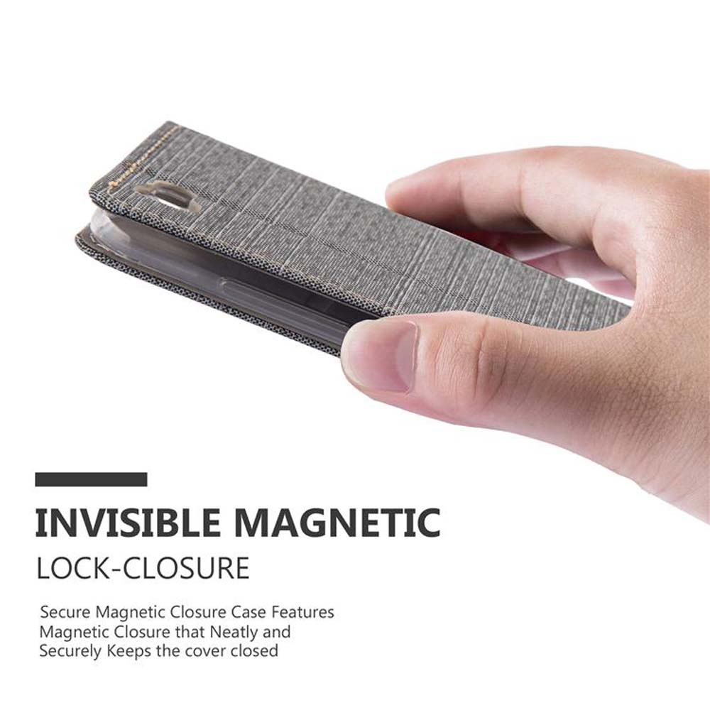 Mano che tiene una custodia grigia per telefono con chiusura magnetica. La custodia è aperta e mostra il telefono.