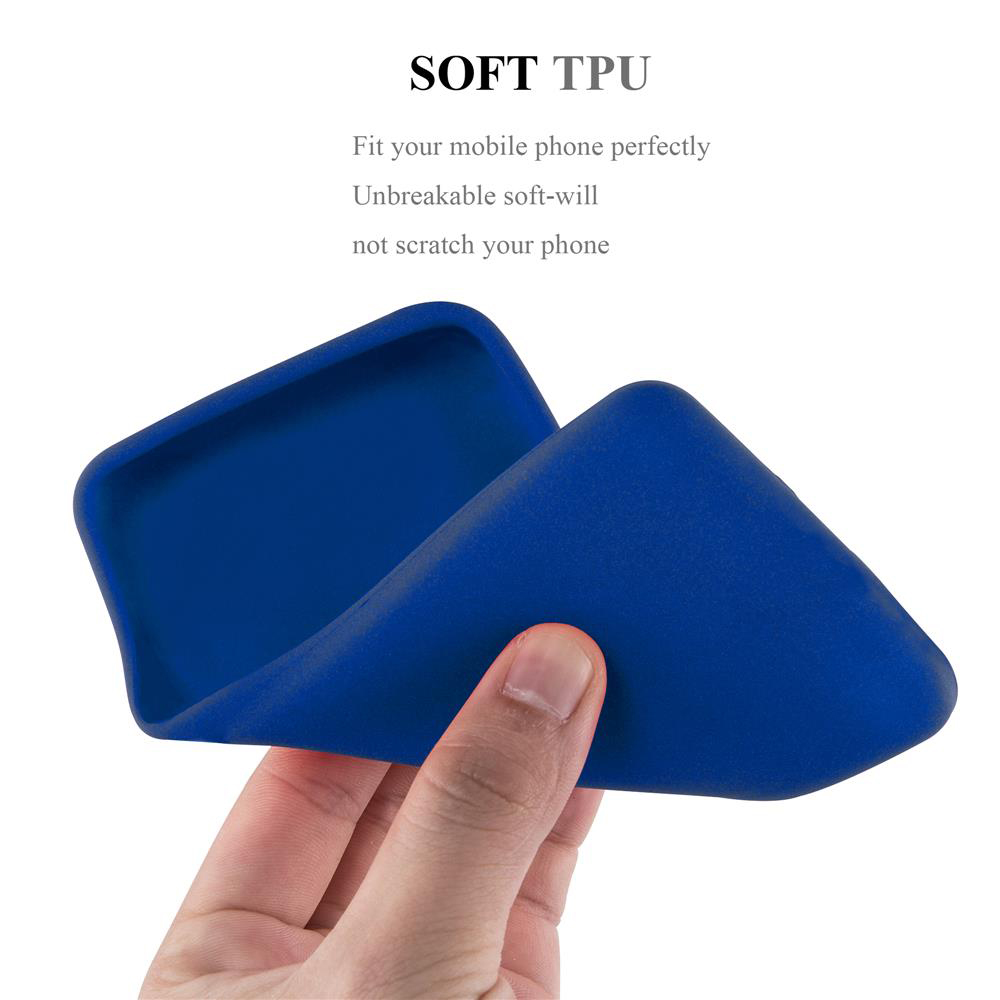 Blaue Handyhülle, von einer Hand gehalten. Die Hülle wirkt weich und flexibel.