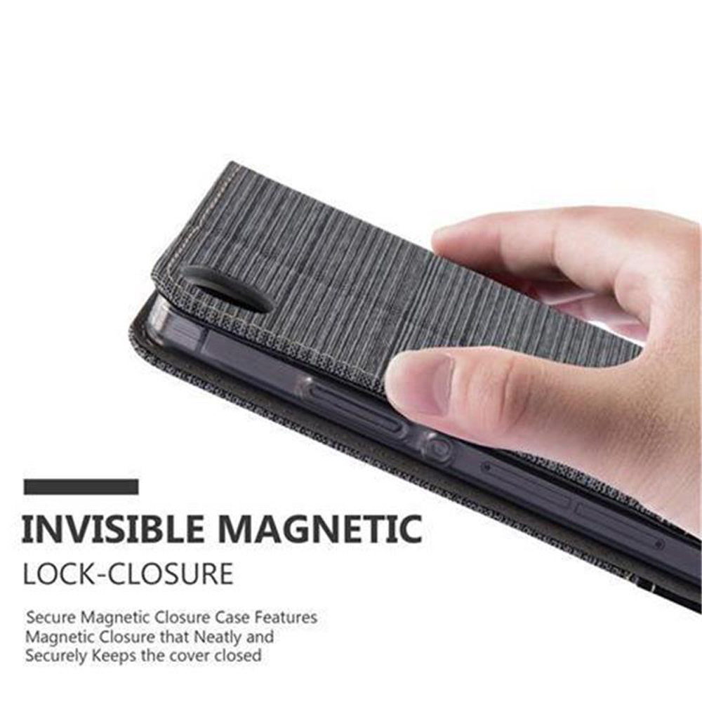 Mano sosteniendo una funda de teléfono gris cerrada. La funda tiene un acabado texturizado. Cierre magnético.