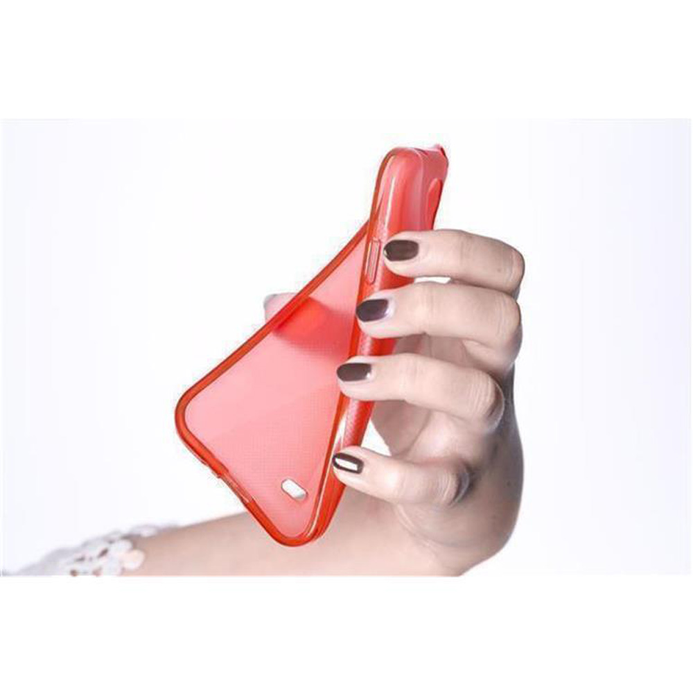 Una mano che tiene una custodia per telefono rossa. La custodia del telefono è traslucida.