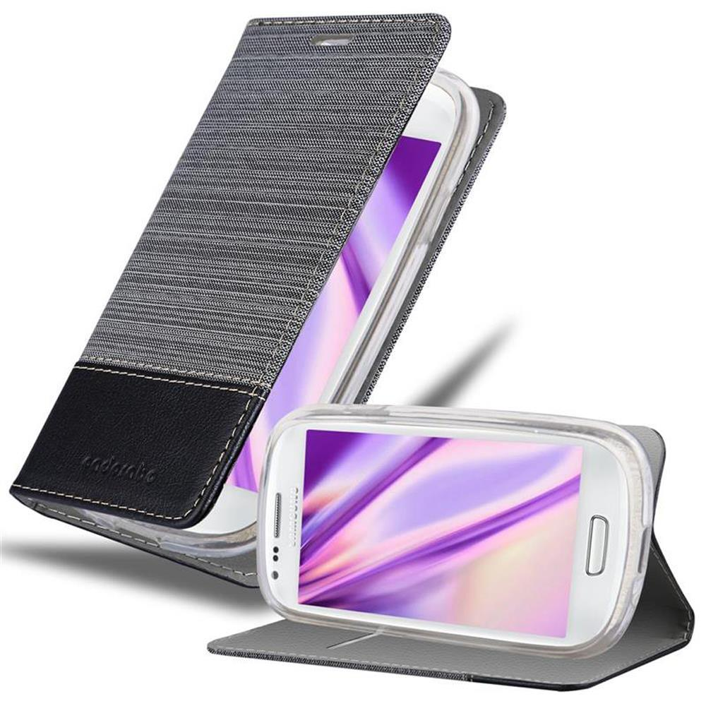 Ein Telefon mit einer grauen Stoffhülle, offen und geschlossen. Das Telefon zeigt einen Bildschirm.