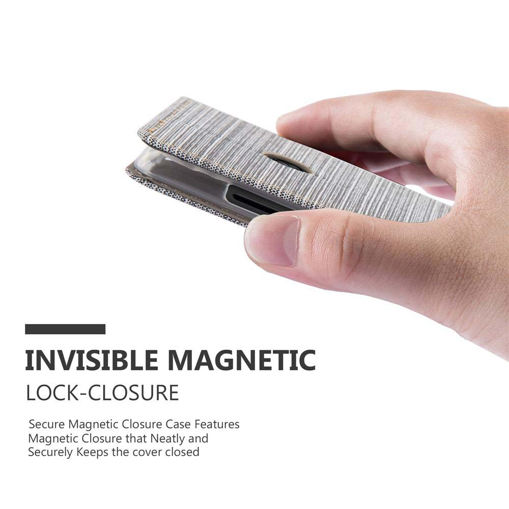Mano che tiene una custodia per telefono. La custodia è grigia con tessuto strutturato e chiusura magnetica.