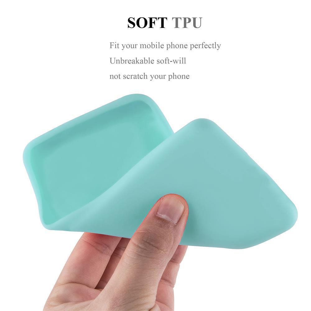 Mano che tiene una custodia per telefono turchese. Testo: TPU morbido.