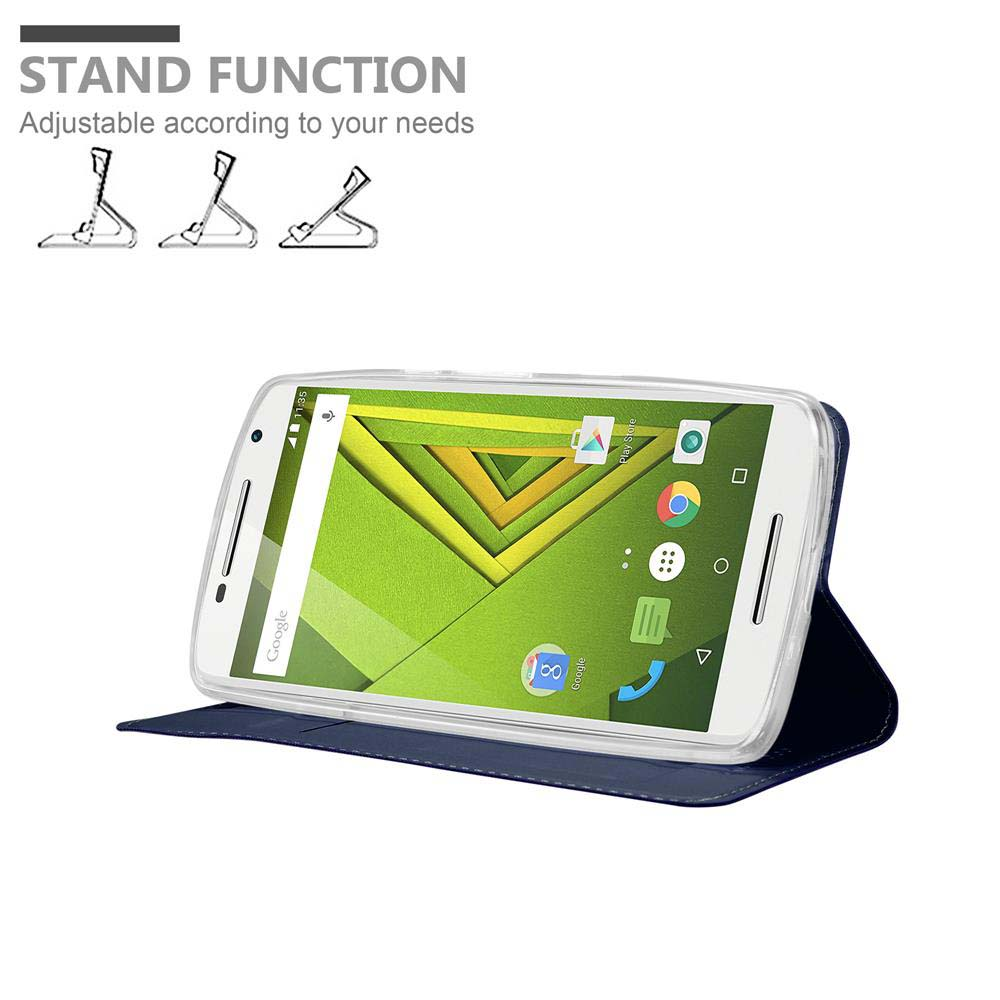 Un telefono in una custodia blu navy con supporto. Testo: STAND FUNCTION.