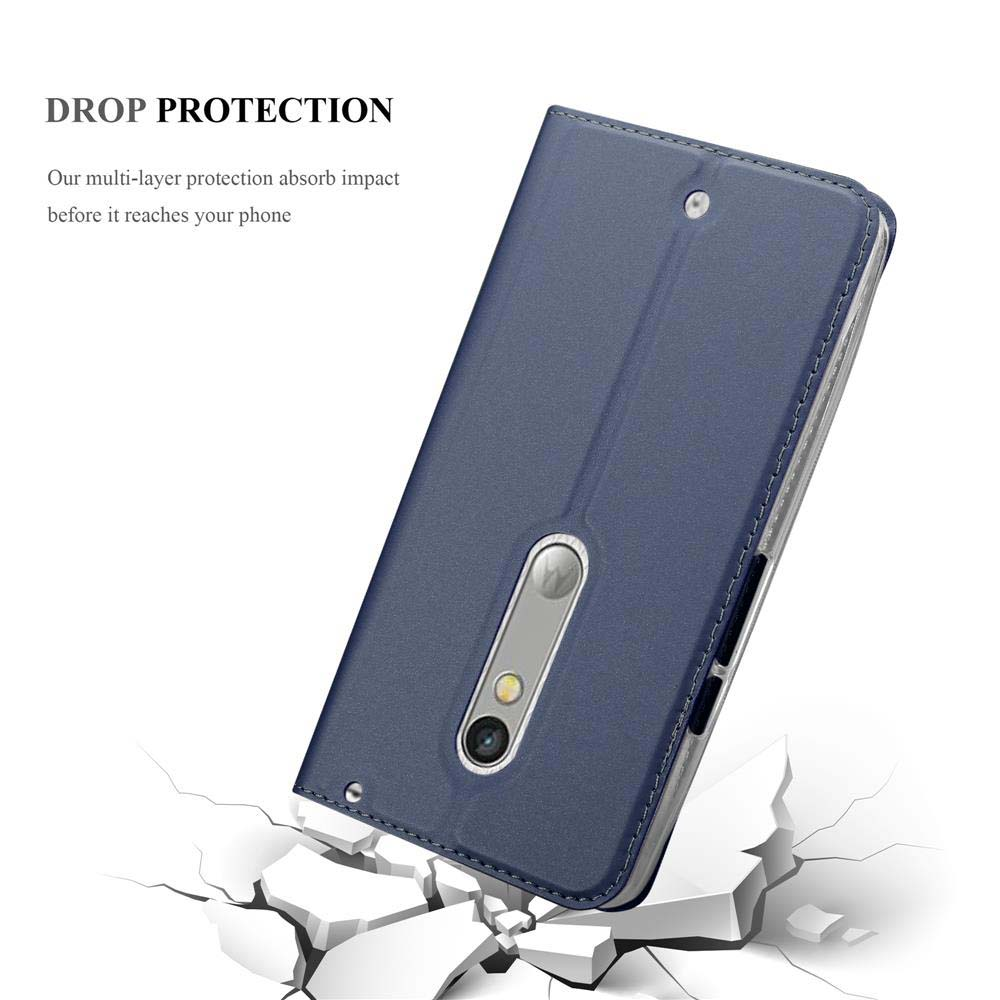 Custodia blu per telefono con telefono all'interno, angolata per mostrare il design della custodia e le funzioni del telefono.