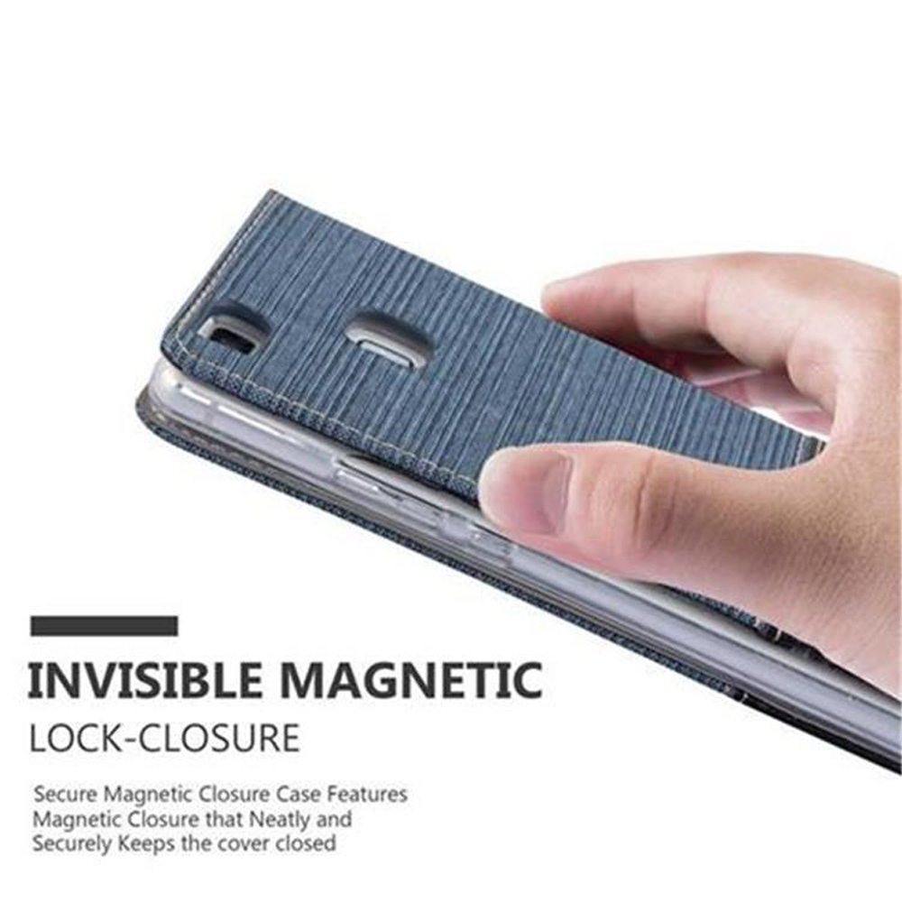 Mano sosteniendo una funda de teléfono azul cerrada. La funda tiene un acabado texturizado. Cierre magnético.