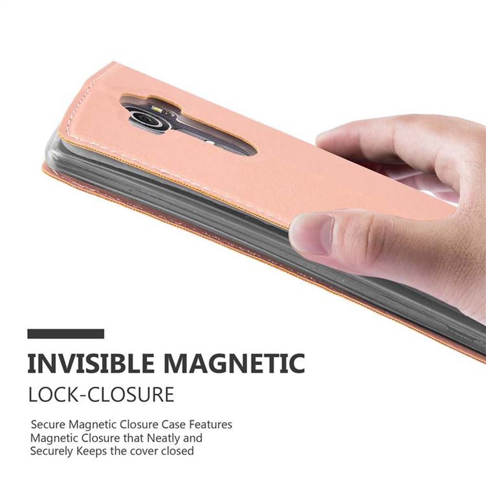 Eine Hand hält eine pfirsichfarbene Handyhülle, mit einer Beschreibung des unsichtbaren Magnetverschlusses.