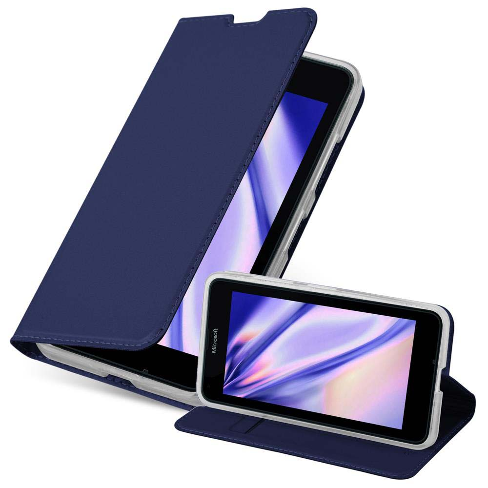 Teléfono en una funda. El teléfono está en un soporte. La funda está abierta.
