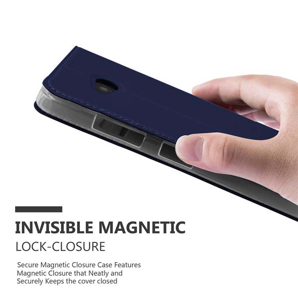 Mano sosteniendo una funda azul oscura cerrada. Texto: 'INVISIBLE MAGNETIC LOCK-CLOSURE'.