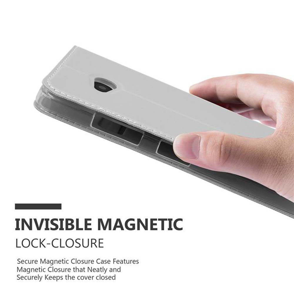 Mano sosteniendo una funda de teléfono, con cierre magnético invisible.