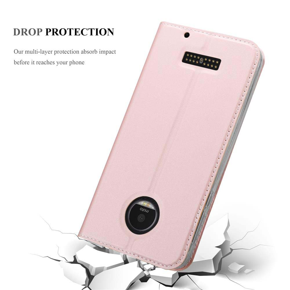 Custodia rosa per telefono su sfondo bianco. La custodia è su una superficie incrinata. Testo di protezione dalle cadute sullo sfondo.