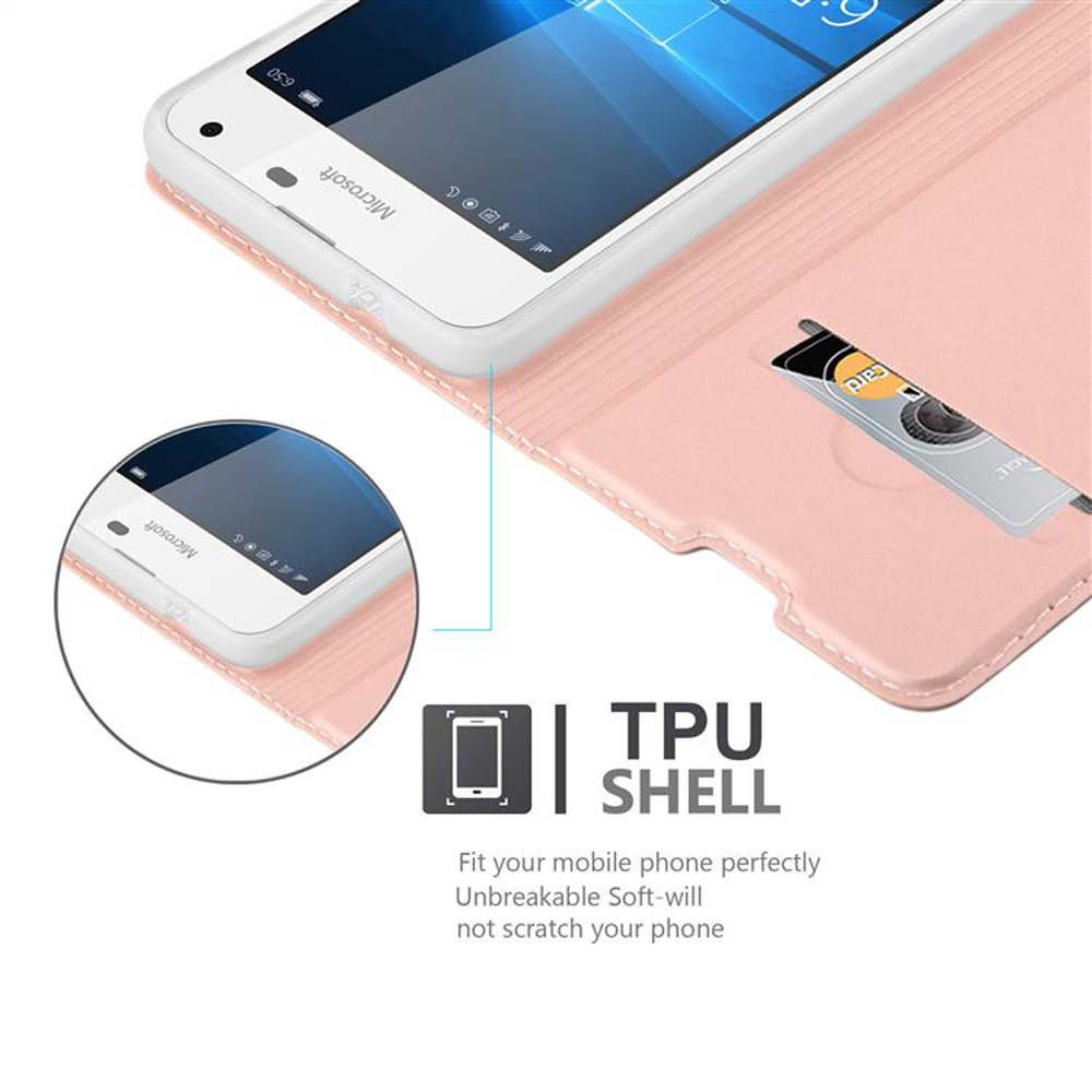 Telefono bianco in custodia rosa, con slot per carta di credito. Lo schermo mostra data e ora.