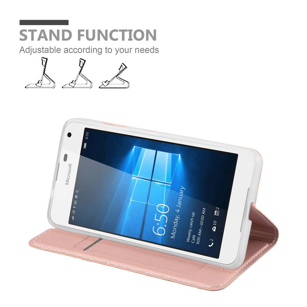 Un telefono, in una custodia rosa, è in piedi. Lo schermo mostra uno schermo. La custodia si apre in un supporto.