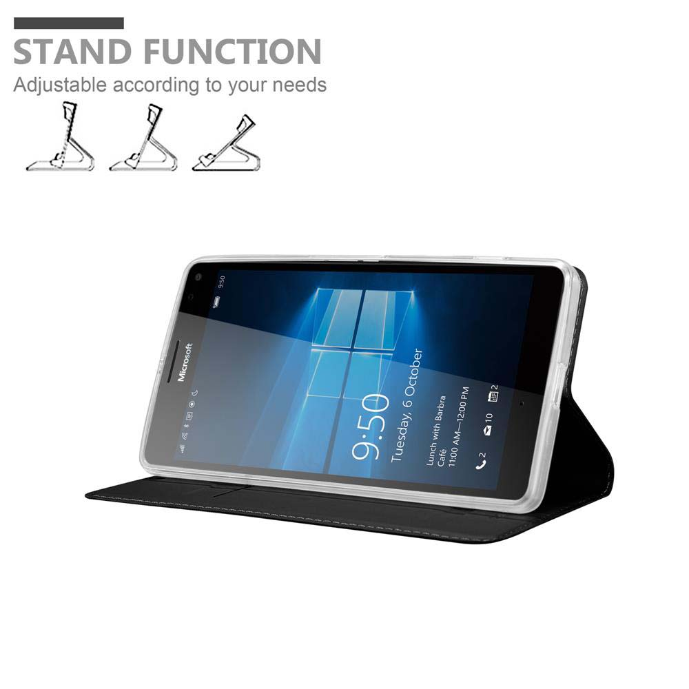 Telefono su un supporto. Il telefono mostra uno schermo blu. Sfondo bianco.