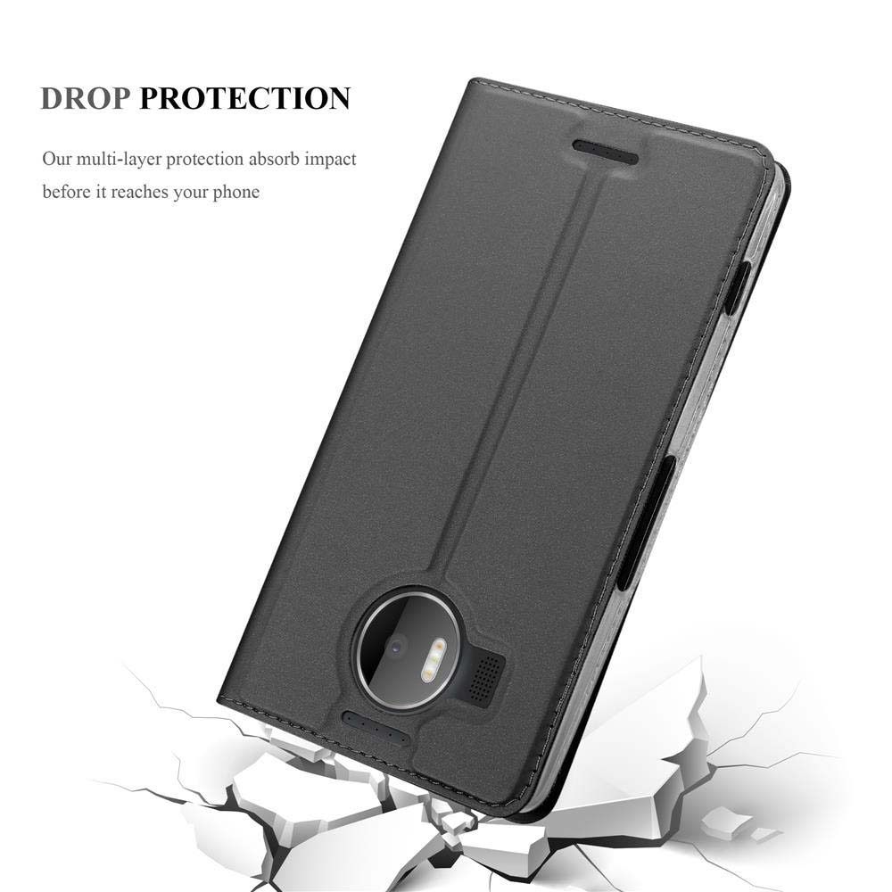 Telefono nero nella custodia. Protezione dalle cadute, assorbimento degli urti. Sfondo bianco.