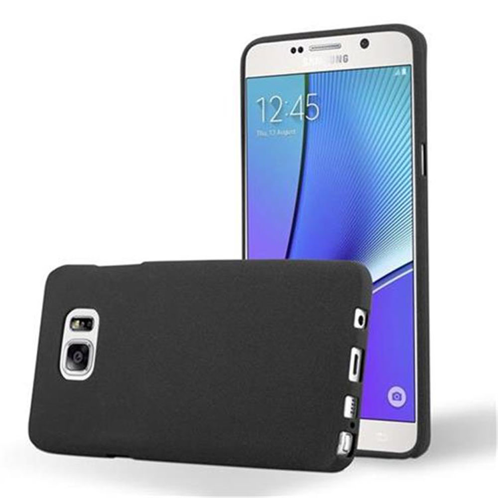 Un teléfono negro y una funda. El teléfono está encendido, la funda está al lado. El fondo es blanco.