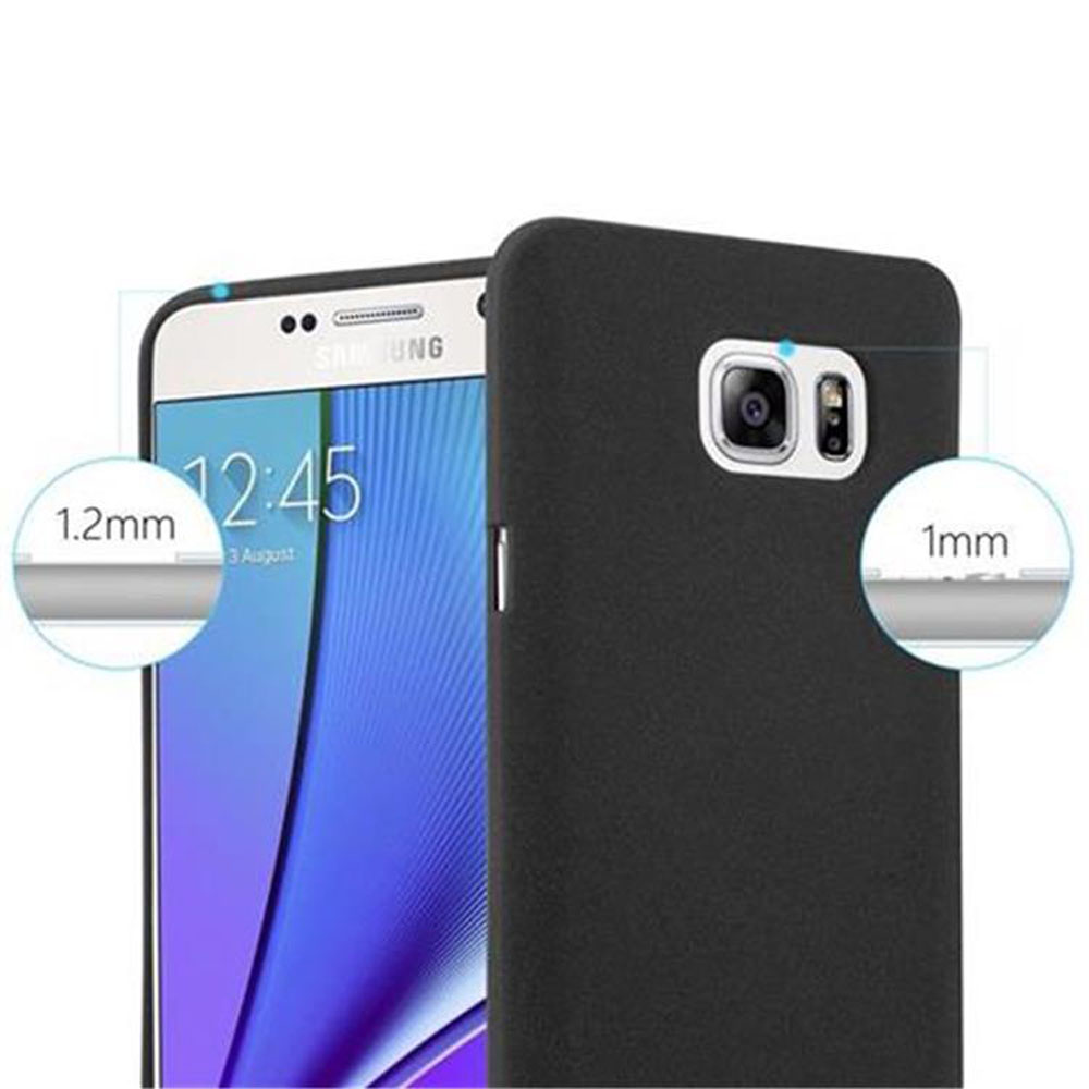 Una funda de teléfono negra con un teléfono dentro. El teléfono es blanco y negro en la pantalla. Se muestran los bordes.