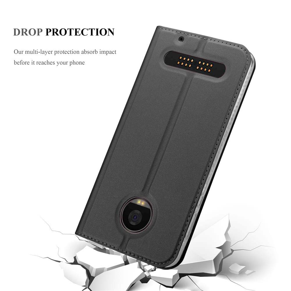 Custodia per telefono grigio scuro con foro per fotocamera, su superficie bianca con crepe.