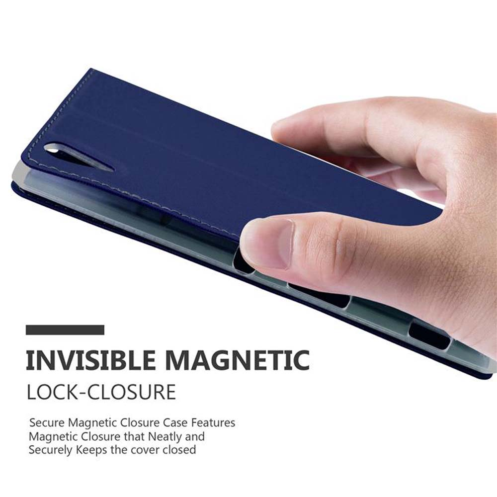 Mano sosteniendo funda de teléfono azul oscuro cerrada. Texto: Cierre magnético invisible. Características cierre seguro.
