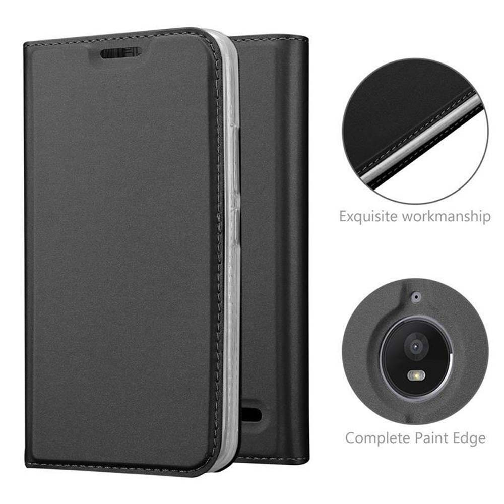 Custodia per telefono nera. Vengono mostrati i dettagli della custodia, comprese le cuciture e l'apertura della fotocamera.