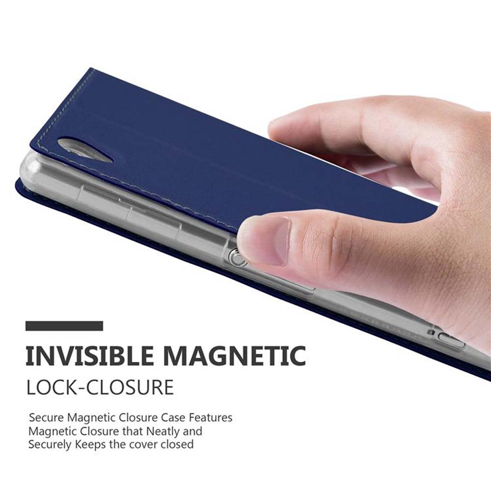 Mano che tiene una custodia blu scuro. La custodia è chiusa. Chiusura magnetica invisibile.