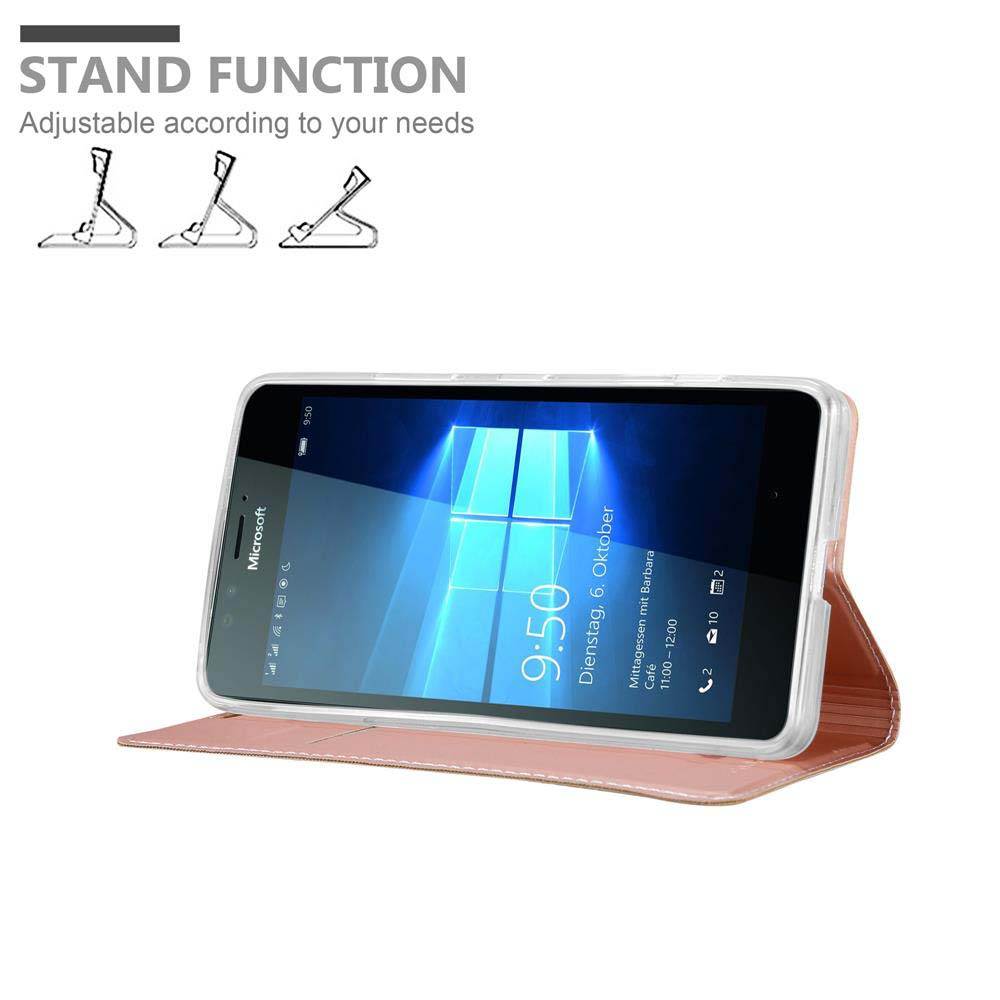 Funda de teléfono rosa con un teléfono dentro. El teléfono muestra una interfaz de Windows.