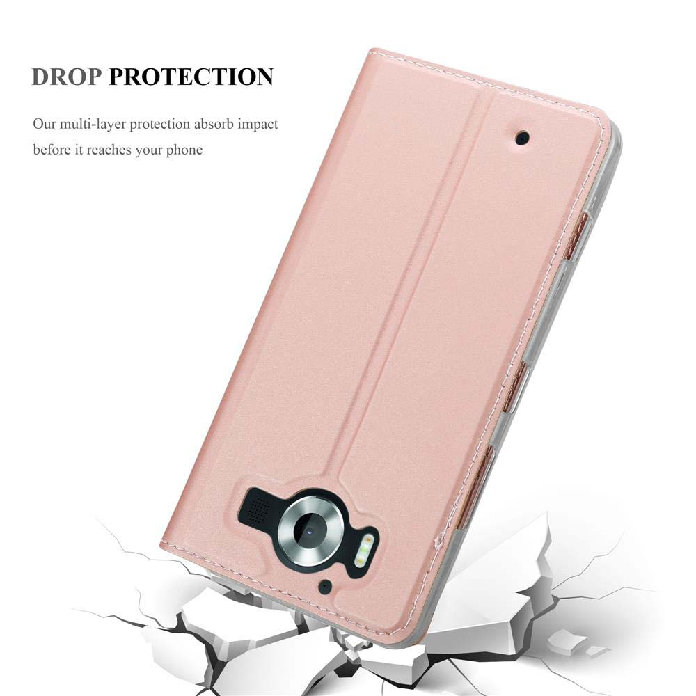 Funda de teléfono rosa con teléfono dentro. La funda está cerrada. La escena tiene suelo agrietado.