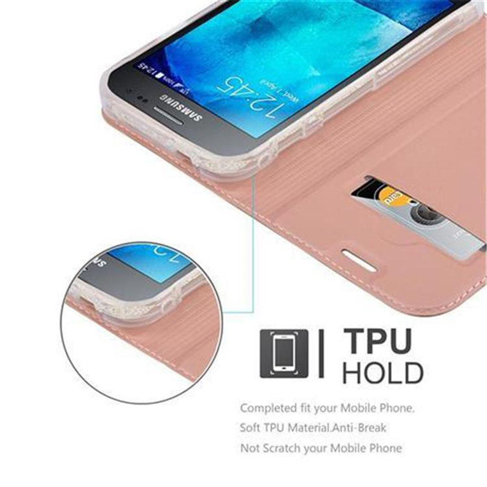 Custodia rosa con telefono all'interno. Il telefono mostra le 12:45. Contiene uno slot per schede.