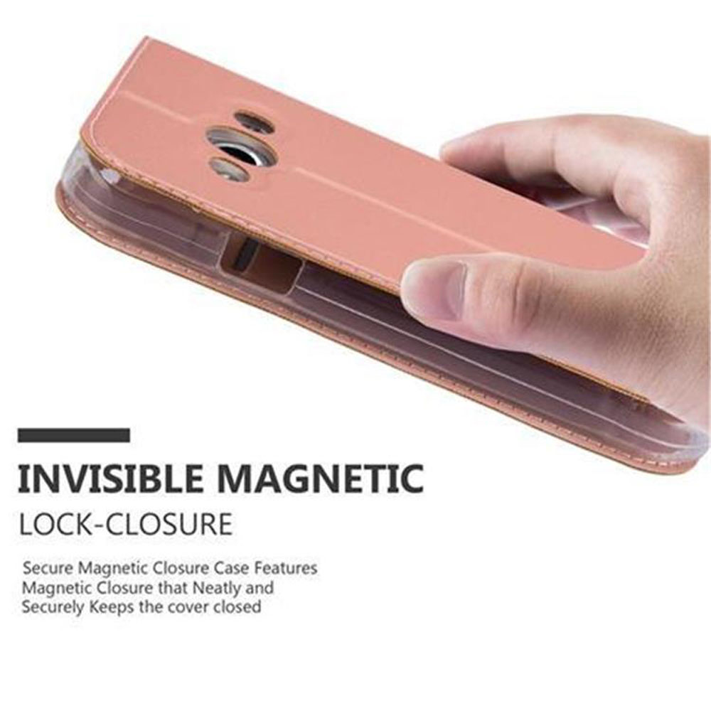 Una mano che tiene una custodia rosa per telefono. È aperta, rivelando lo schermo del telefono.