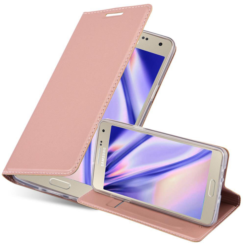 La custodia rosa per telefono si apre per rivelare un telefono. La custodia è su una superficie bianca.