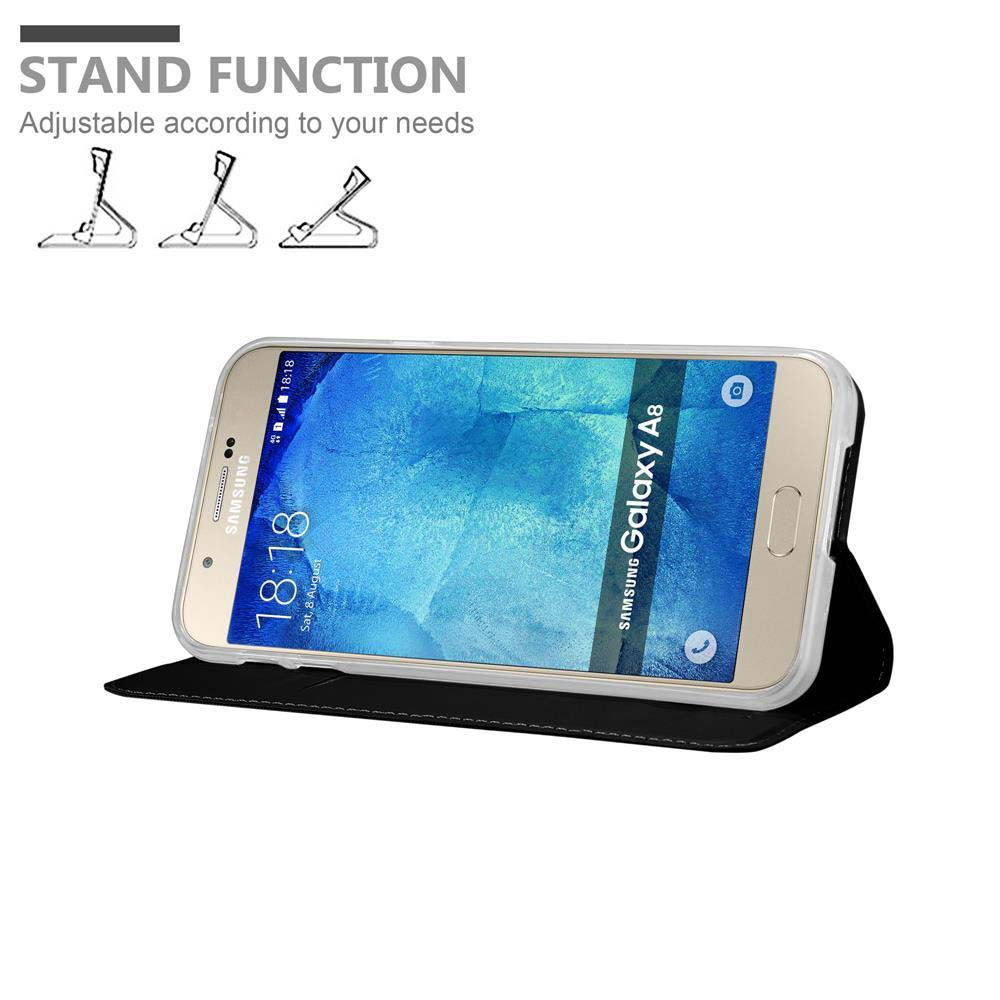 Telefon in einer Hülle mit Standfunktion. Gehäuse offen, Telefonbildschirm sichtbar. Weißer Hintergrund.