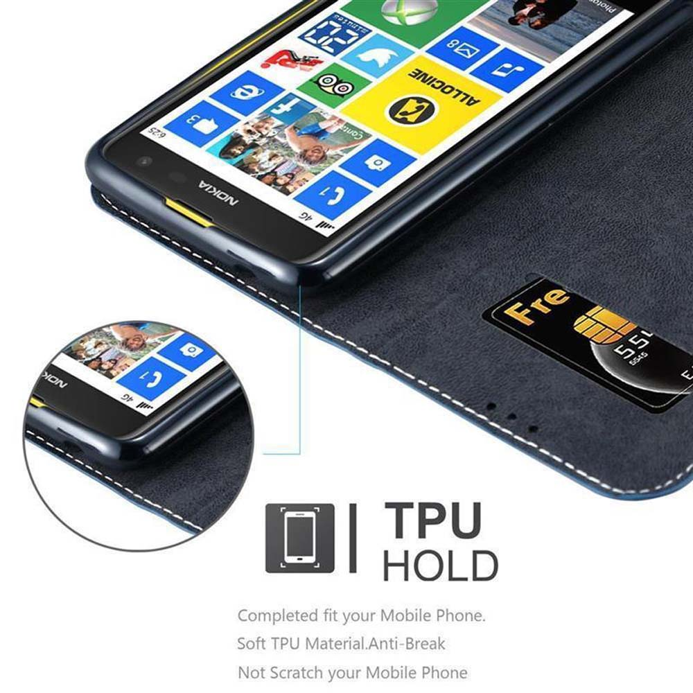 Un teléfono en una funda azul oscuro, mostrando la pantalla del teléfono con iconos, una tarjeta dentro.