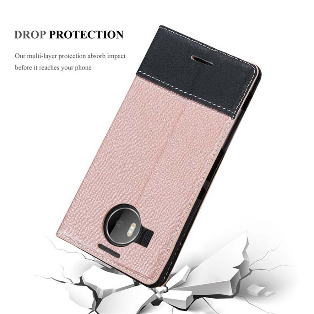 Una funda de teléfono rosa y negra con protección contra caídas. Hay un teléfono adentro con un suelo agrietado debajo.